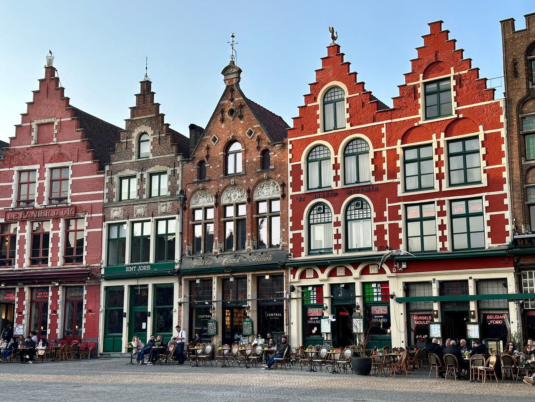 Prachtig marktplein in België met historische gildehuizen
